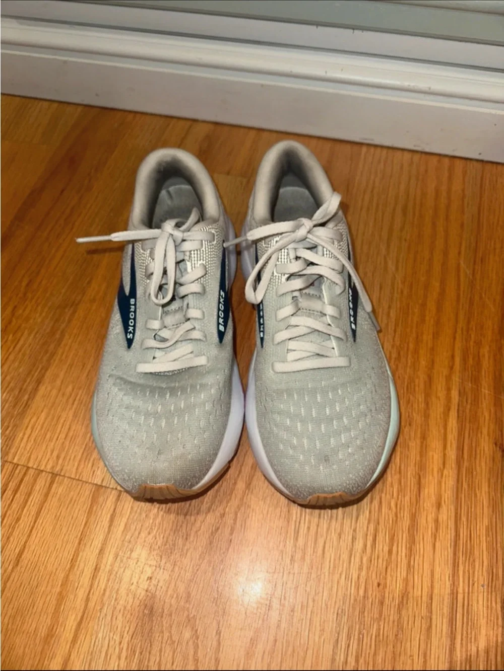 Brooks light gray